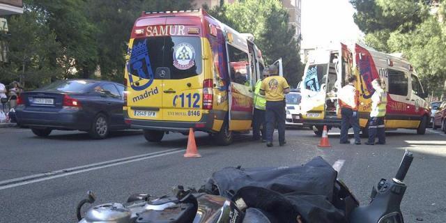 Dos personas graves al chocar su moto contra un vehículo en Madrid