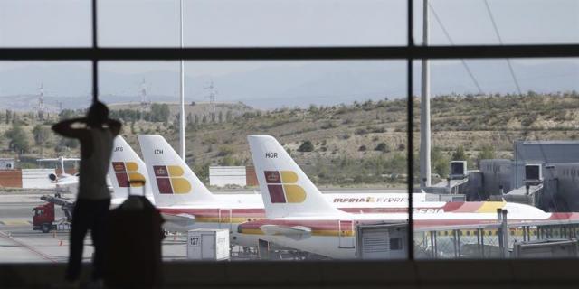 Deja en el aeropuerto de Madrid un artefacto que simula una bomba
