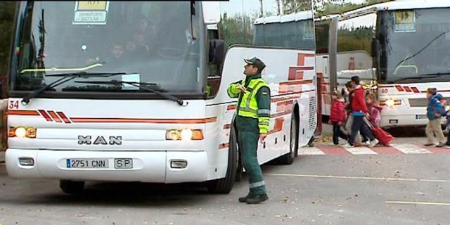 17 niños heridos leves al volcar un autobús escolar en Fuenlabrada