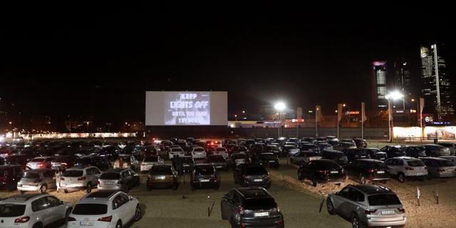 Rock and roll y tacones estrenan el autocine de Madrid