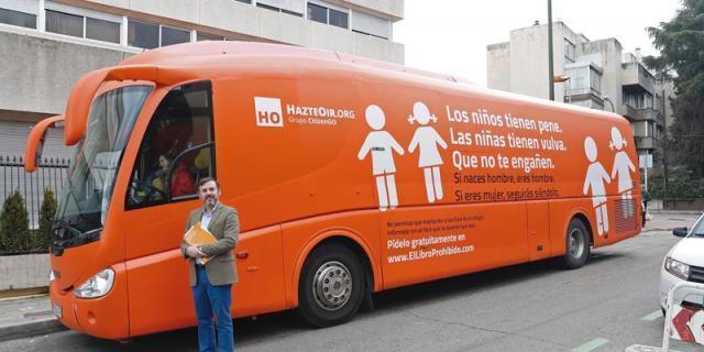 El autobús de HazteOir, inmovilizado por la policía municipal de Madrid