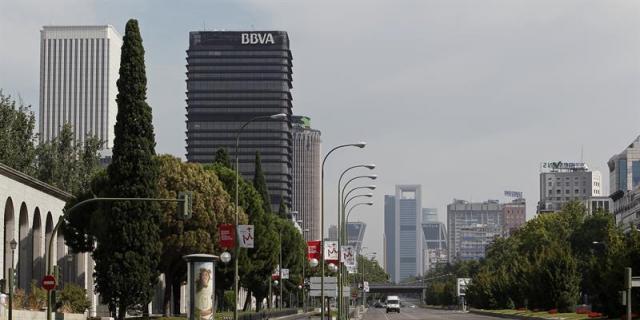 Un motorista se cae en la Castellana y sufre la amputación de una pierna