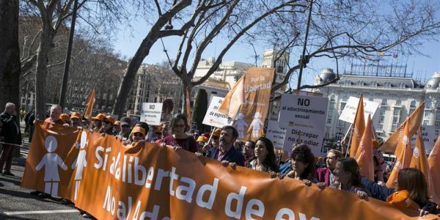 Manifestación en apoyo a HazteOir: cientos de personas piden libertad de expresión