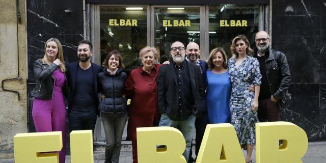Alex de la Iglesia demuestra que "todos tenemos un componente de maldad" en "El bar"