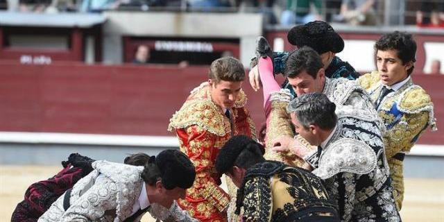 El novillero Pablo Aguado, cogido por el primero en Las Ventas