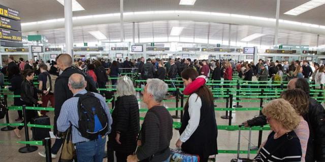 El Gobierno y Aena toman medidas para evitar las colas en los aeropuertos El Gobierno y Aena toman medidas para evitar las colas en los aeropuertos
