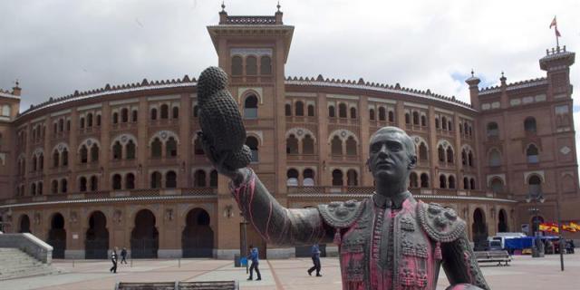 Rocían con pintura rosa todos los monumentos de los aledaños de Las Ventas