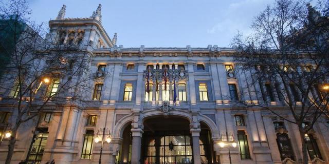 Los madrileños dan un aprobado justo al Gobierno de Carmena en una encuesta de calidad