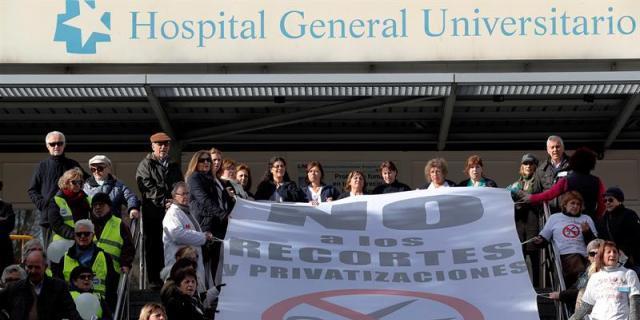 La Marea Blanca pide la dimisión de Cifuentes en el hospital de La Princesa