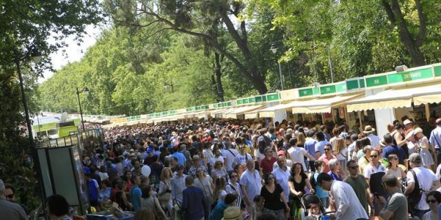 Autores y lectores se arman de paciencia en la Feria del Libro
