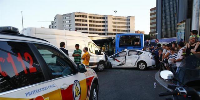 Doce heridos en un choque en cadena en la plaza de Castilla