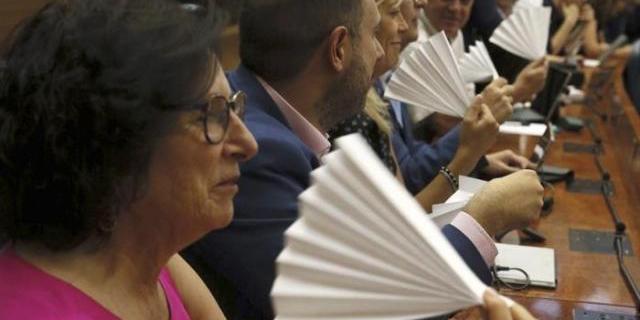 Diputados del PSOE y Podemos usan abanicos de papel para reprobar a Sánchez-Martos 