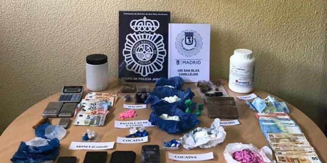 Desarticulan dos puntos de venta de droga en un edificio de Canillejas