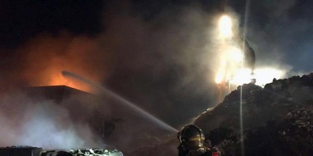 Extinguido el incendio sin heridos en una planta de reciclaje de Serranillos