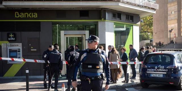 Se entrega el atracador que tenía rehenes en un banco de Madrid