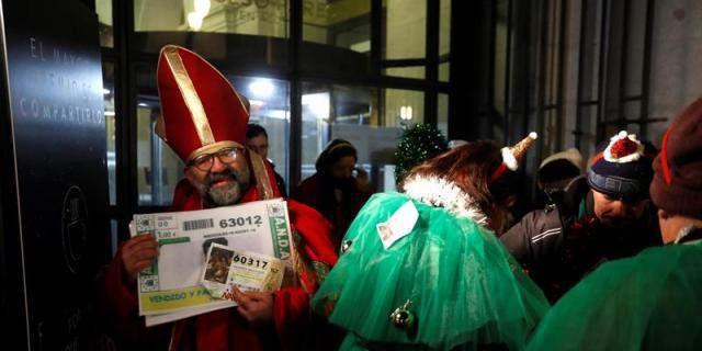 Optimismo, ilusión y ganas de Gordo en la cola para ver el Sorteo de Navidad