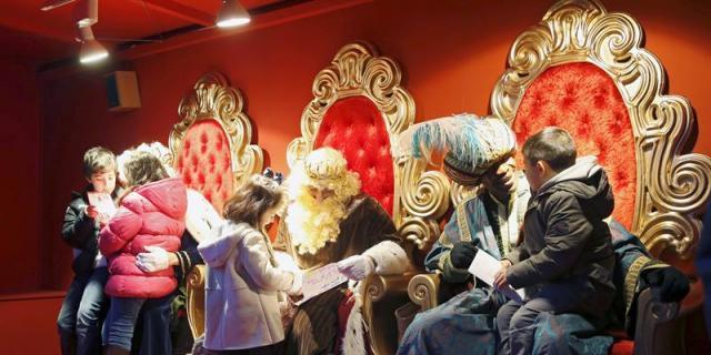 Papá Noel da el relevo a los Reyes Magos en la Casa de Navidad de Sol