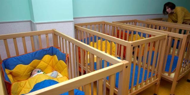 Los médicos alertan sobre el peligro de zarandear a los bebés cuando lloran