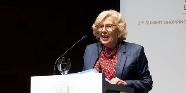 Carmena critica el "poco tacto" de convertir en escándalo una "noticia falsa" sobre la carroza LGTBI de Puente de Vallecas