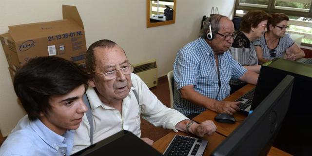 El 59 % de los mayores que usa Internet pide ayuda a sus familiares