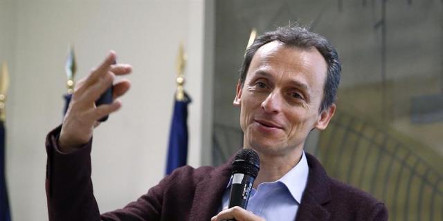 Homenaje a Pedro Duque en Ciudad Lineal con una estatua interactiva