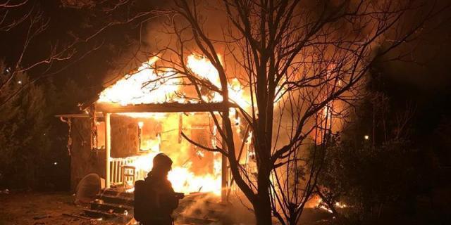Un incendio sin víctimas arrasa un chalé unifamiliar en Colmenar del Arroyo