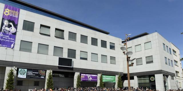 Cientos de personas se concentran para honrar a los niños muertos en Getafe