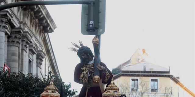 La cruz del Jesús del Gran Poder se rompe al chocar con un semáforo en Madrid