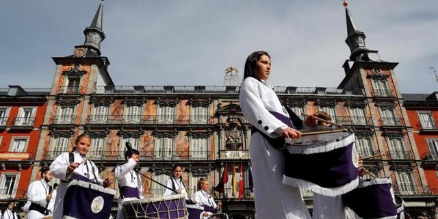 La tamborrada de la Plaza Mayor cierra la Semana Santa madrileña La tamborrada de la Plaza Mayor cierra la Semana Santa madrileña