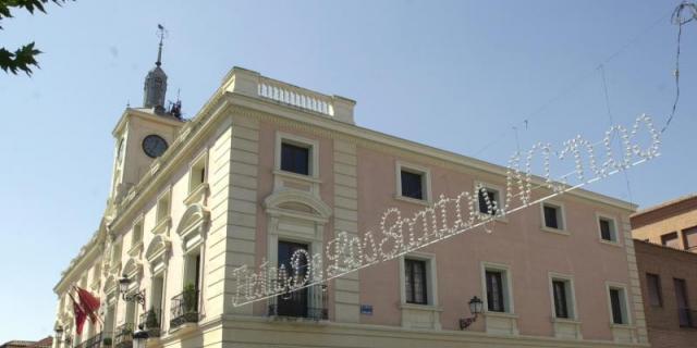 Alcalá instala desfibriladores en los coches patrulla y en los edificios municipales
