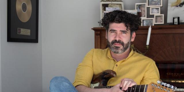 Alberto Pérez, de tocar en una orquesta a ocupar listas de éxitos con Izal