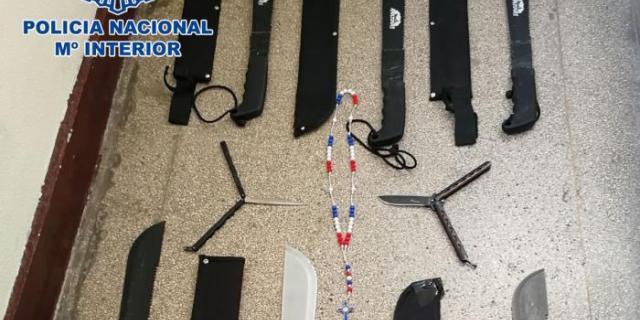 Detenidos tres Dominican Don't Play en San Isidro por llevar once machetes