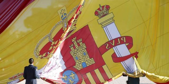 Carmena preside el izado de la bandera en Colón