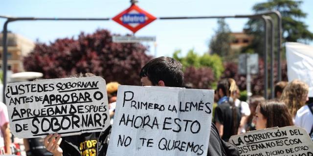 Decenas de estudiantes marchan contra la reincorporación de Cifuentes a UCM