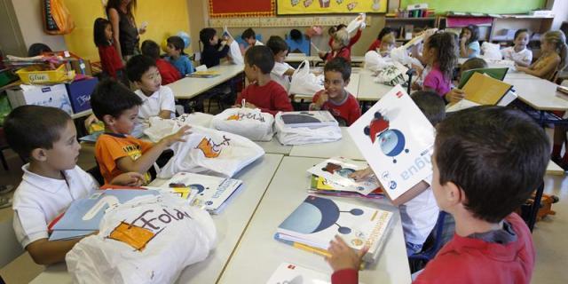 FAPA y CCOO ven "una tomadura de pelo" la ley de gratuidad de libros de texto