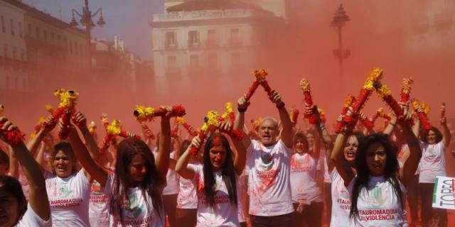 Una multitudinaria protesta exige en Sol el fin de la tauromaquia