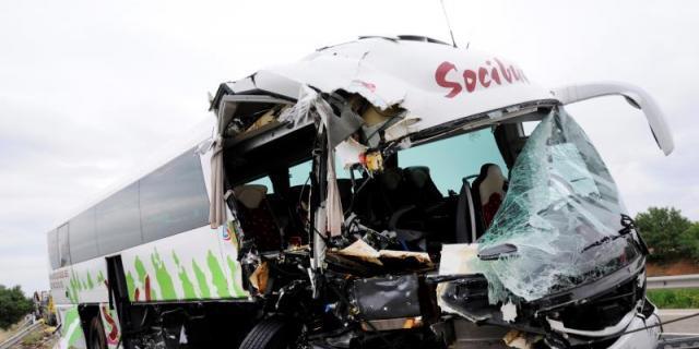 La colisión entre un autobús y un camión en A-4 causa 11 heridos, dos graves