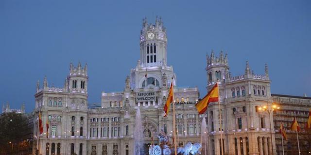 Sol se iluminó de color azul por las personas refugiadas