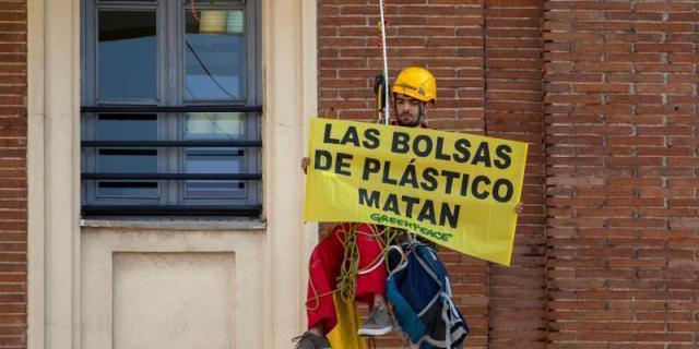 Greenpeace despliega en Gran Vía una pancarta en contra de las bolsas de plástico
