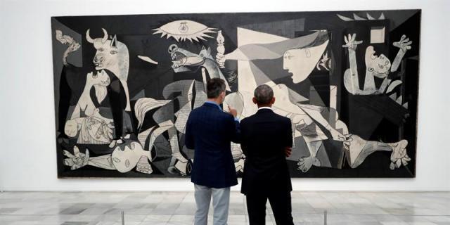 El Rey acompaña a Obama en una visita al Reina Sofía