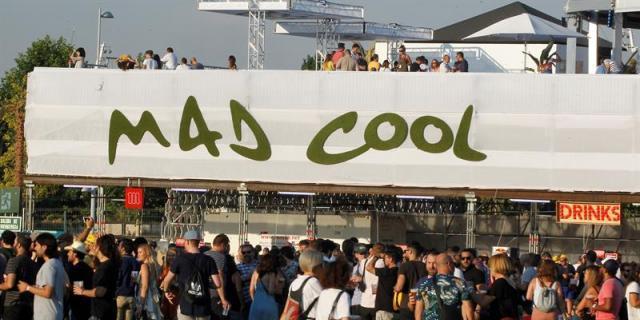 Un bus lanzadera del Mad Cool sin pasajeros queda suspendido de un puente Un bus lanzadera del Mad Cool sin pasajeros queda suspendido de un puente
