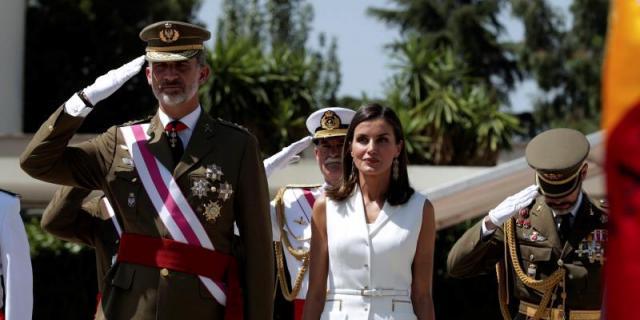Felipe VI entrega los despachos a los alumnos de los cuerpos comunes del Ejército