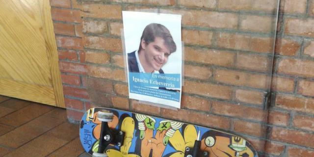 La reina Isabel II condecora por su "gran valentía" a Ignacio Echeverría