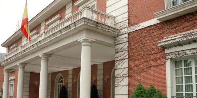 Pedro Sánchez enseña el Palacio de la Moncloa a un grupo de niños