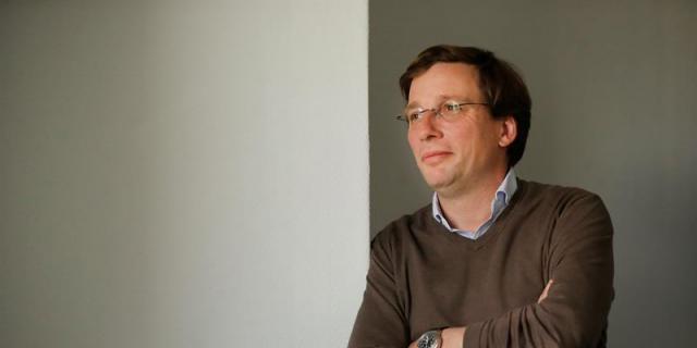 Carmena "trata de reabrir heridas cerradas con la Transición"