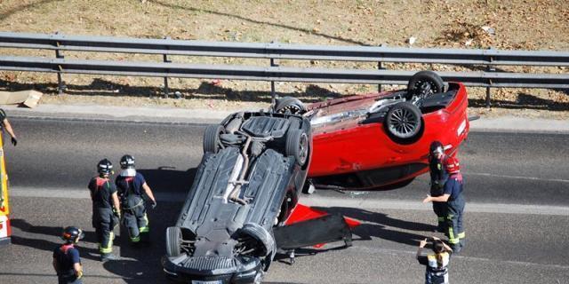Dos heridos leves al volcar sendos coches en la salida de Madrid por la A-2