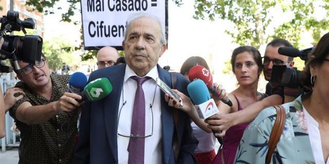 La UAH mantendrá placa con su nombre a Álvarez Conde hasta la sentencia firme