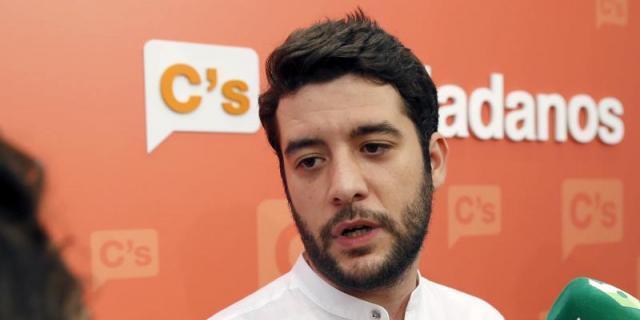 Cs urge a los "gobiernos populistas" a dejar su "buenismo hipócrita" con los manteros
