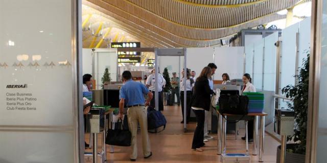 Los vigilantes de Barajas mantienen el paro a pesar de la mediación