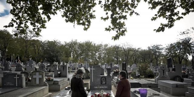 Roban 370 jarrones de bronce en los cementerios de Carabanchel y la Almudena